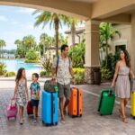 Família em frente a um hotel resort com piscina em Orlando