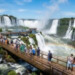 Foz do Iguaçu com crianças nas passarelas das Cataratas do Iguaçu