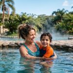 Thermas dos Laranjais com crianças em piscina de águas quentes em Olímpia